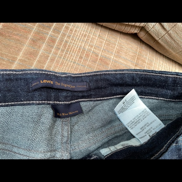 Levi’s Mid Rise Jeans - Picture 5 of 9